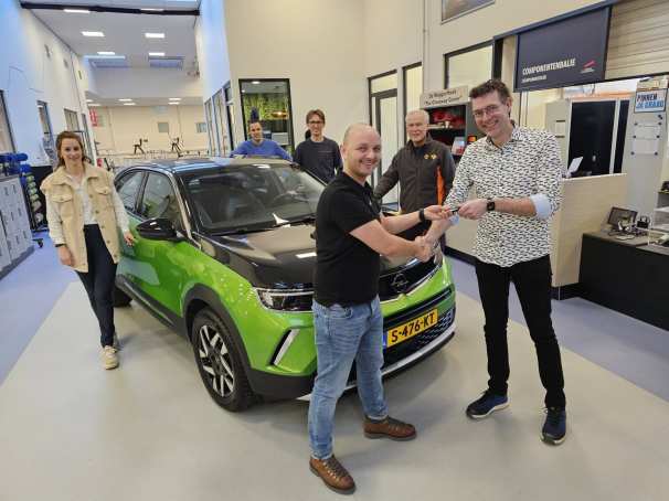 HAN Automotive heeft een Opel Mokka-e ontvangen vanuit partner NRF met als doel om met deze moderne elektrische auto onderzoek te doen binnen het hbo onderwijs.