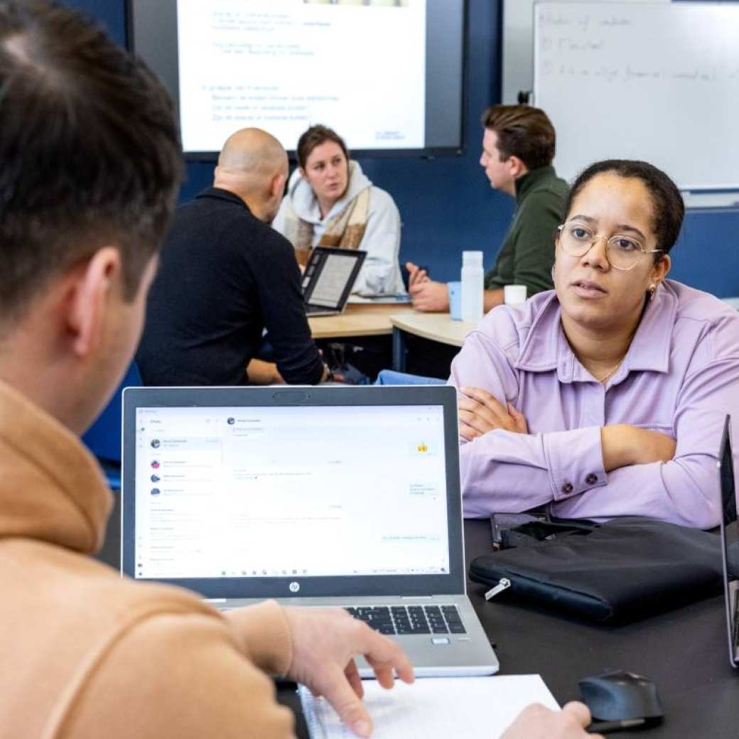 Lindsy-en-Randy-werken-aan-een-opdracht in een les van MIZ