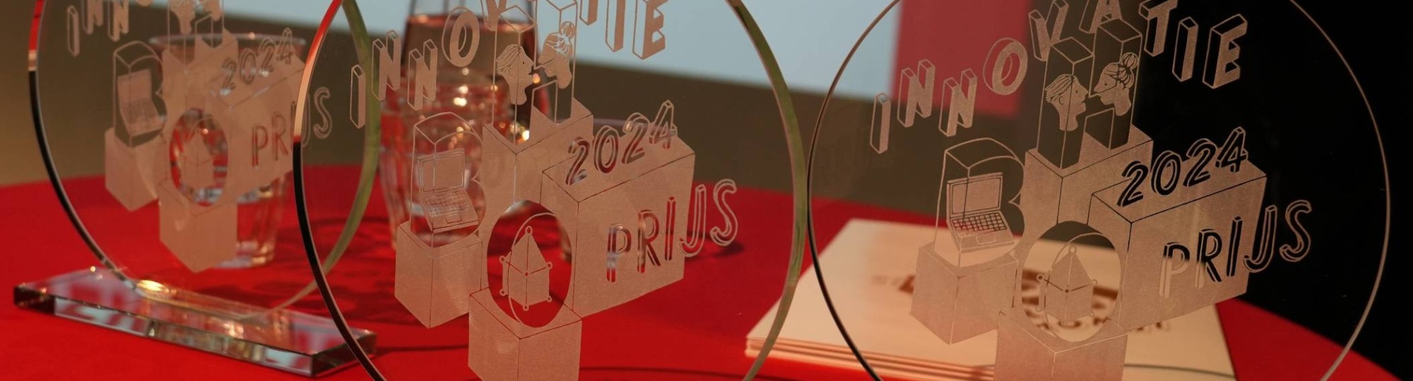 Foto van de trofeeën van de winnaars van de HBO Innovatieprijs 2025