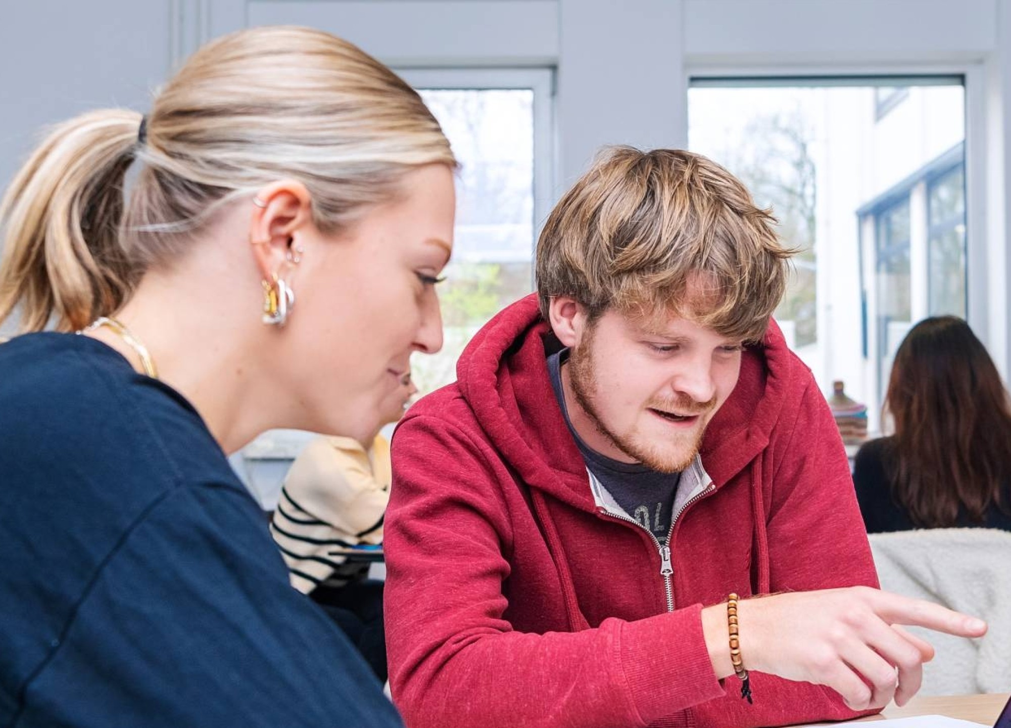 AMM LLO Joey en Isa tijdens les Social Work deeltijd