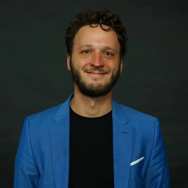 Medewerker green office tegen zwarte achtergrond.