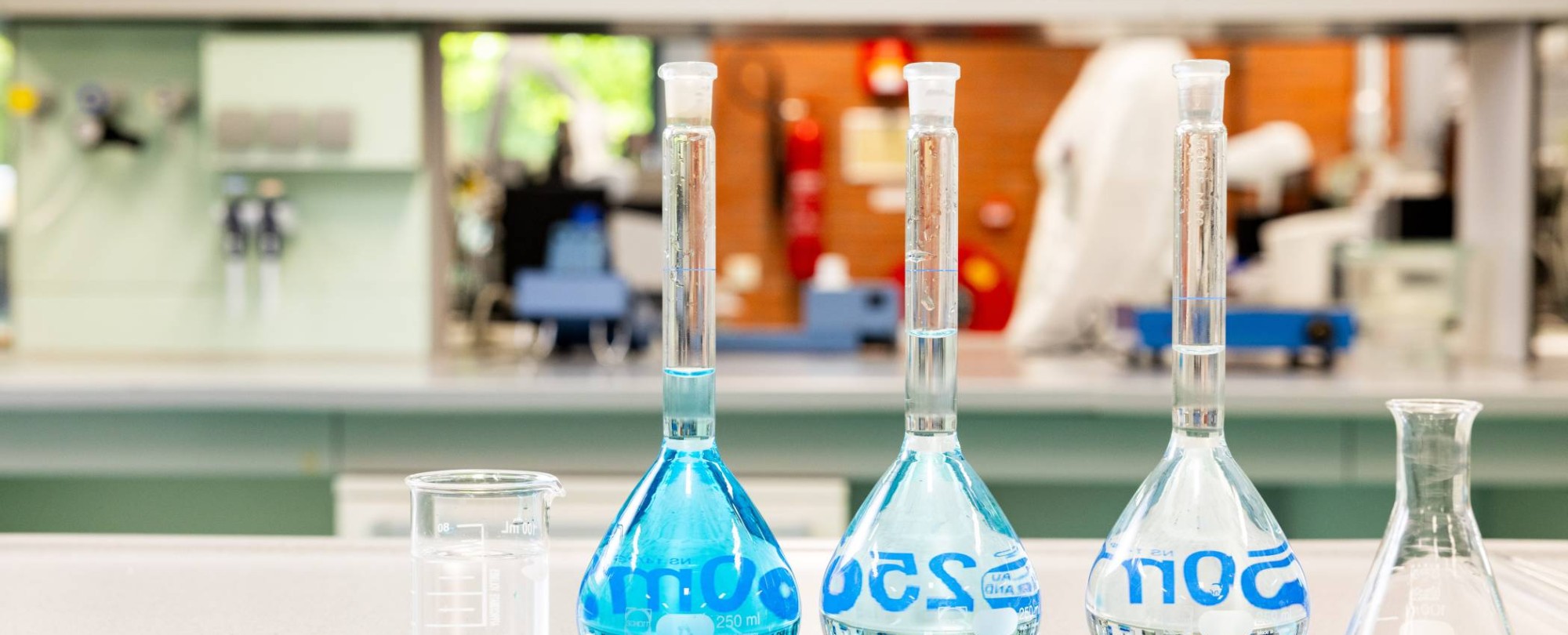 kleurovergangen erlenmeyer in chemielab