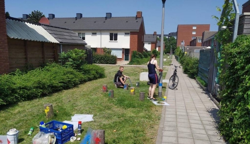 Twee deelnemers van de cursus Bewegen in de openbare ruimte zijn buiten aan het werk