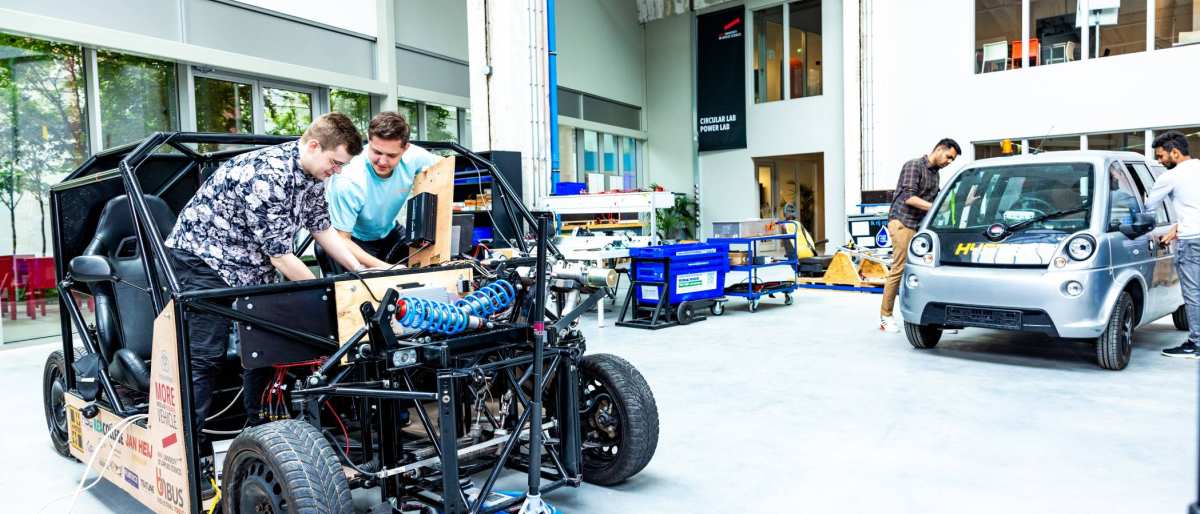 Studenten van de master Engineering Systems Automotive Systems bij de MORE Vehicle op IPKW.