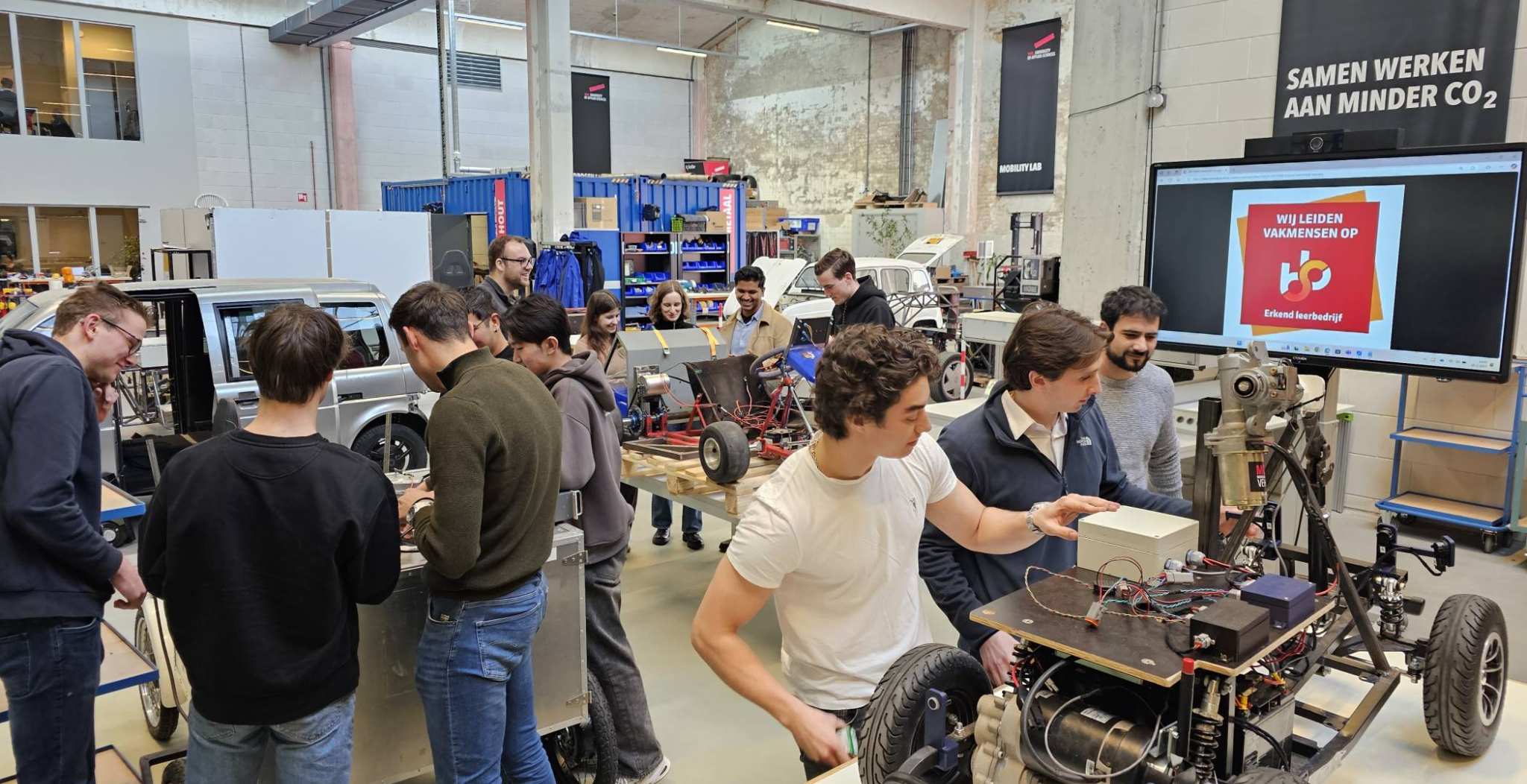 De faciliteiten in HAN@CONNECTR zijn een stuk professioneler geworden, wat mede heeft geholpen dat de HAN gecertificeerd is als een SBB erkend leerbedrijf. Er zal worden samengewerkt met ROC’s om nog beter de verbinding met het werkveld te leggen.