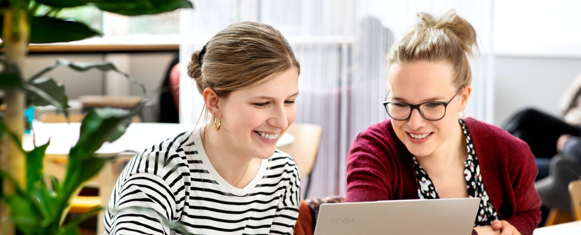 2 vrouwen aan het werk achter laptop - cursus zelfmanagement