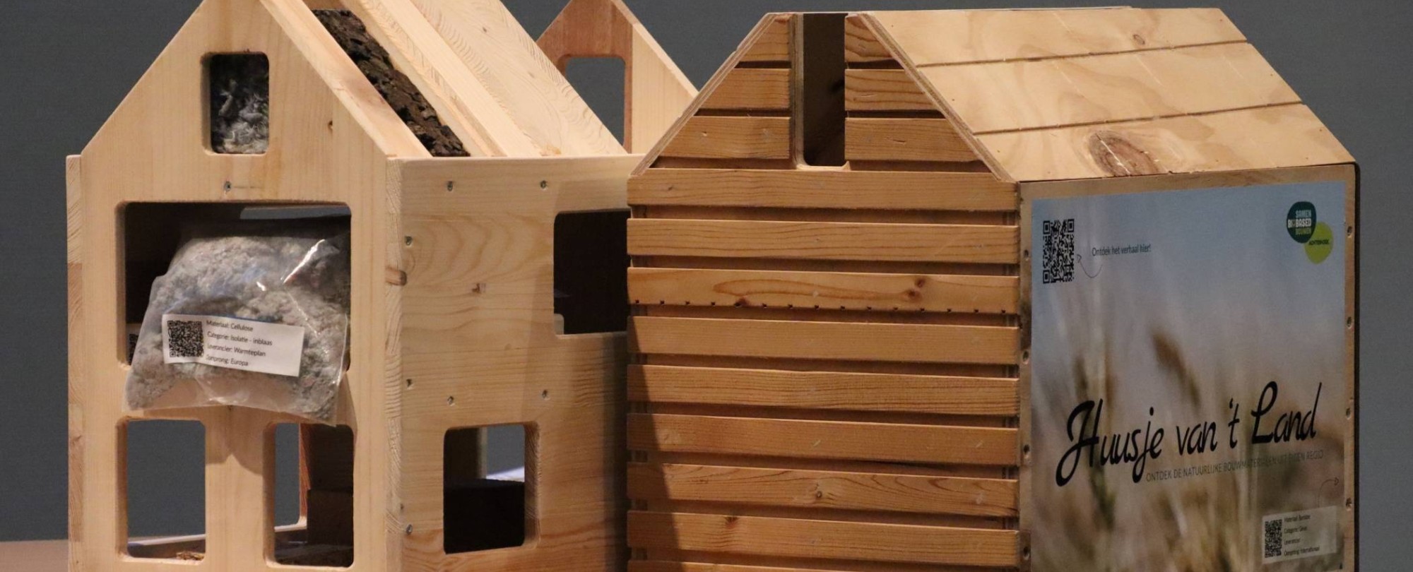 2 houten demo's van  houten huizen