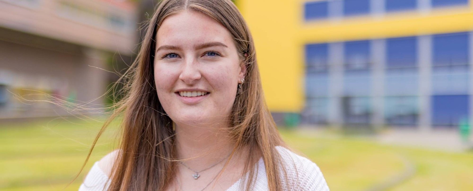AFEM_studenten-buiten-plein-arnhem-meisje_2023