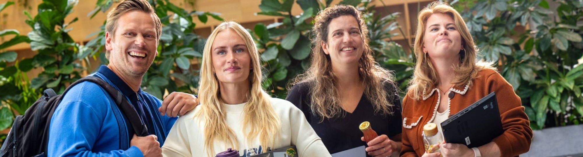 Groepje van 4 studenten in de hal