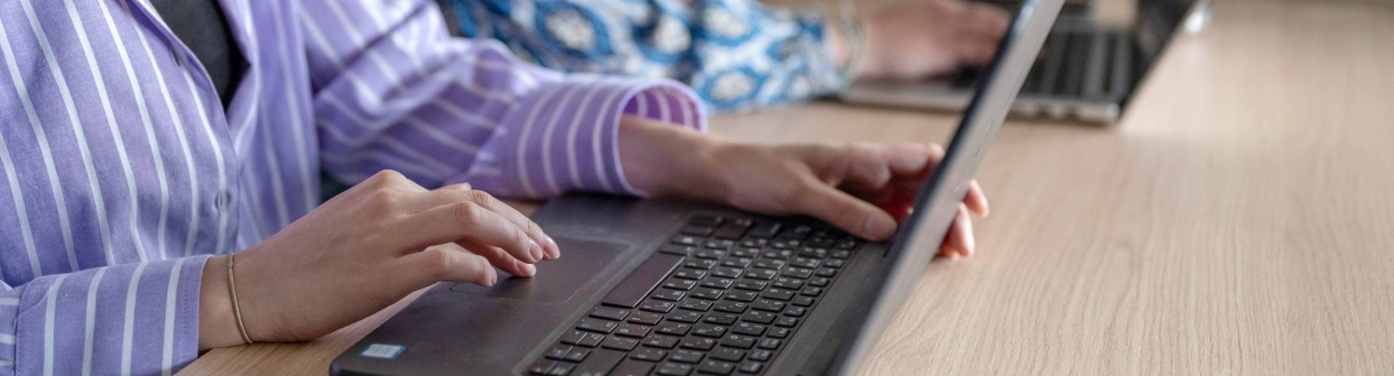 han student op laptop gebruikt wifi