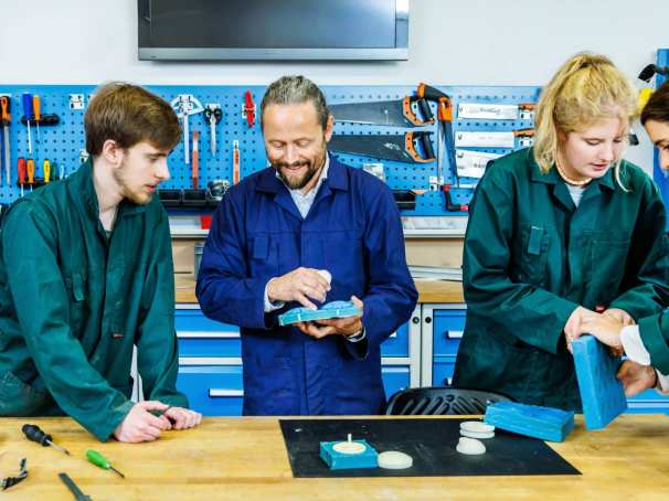 Industrieel product Ontwerpen werkplaats uitleg van een docent aan studenten engineering IPO