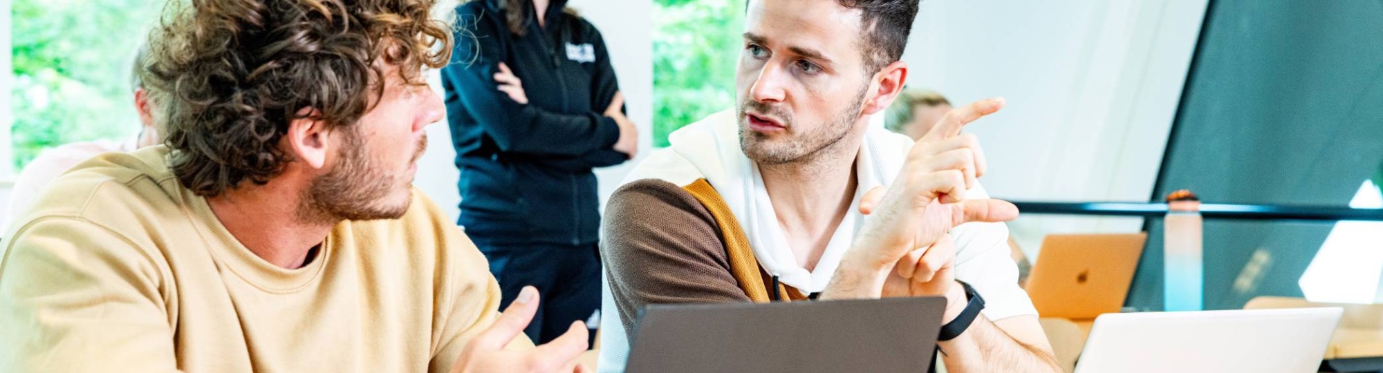 Deelnemers aan de slag om een eigen AI-assistent te bouwen