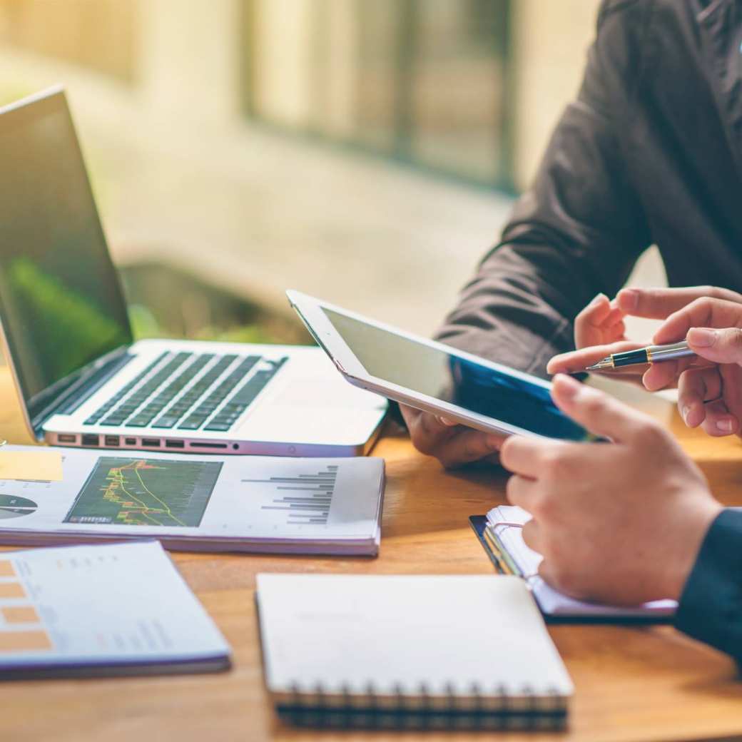 Stockfoto met laptop, papieren en financiën voor publicatie van het associate lectoraat Sustainable Finance & Tax van AFEM.