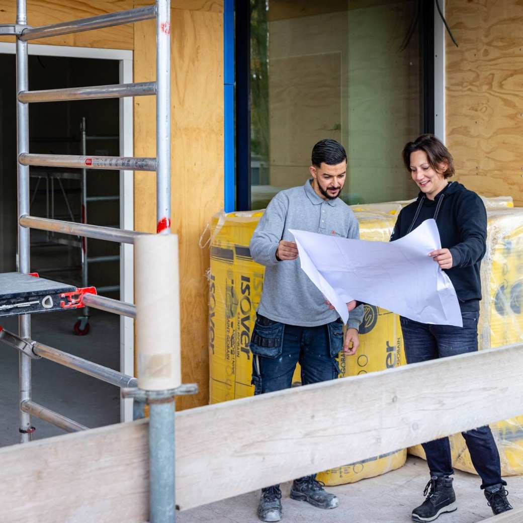 Bouwkundig bespreekt het bouwplan met de uitvoerder