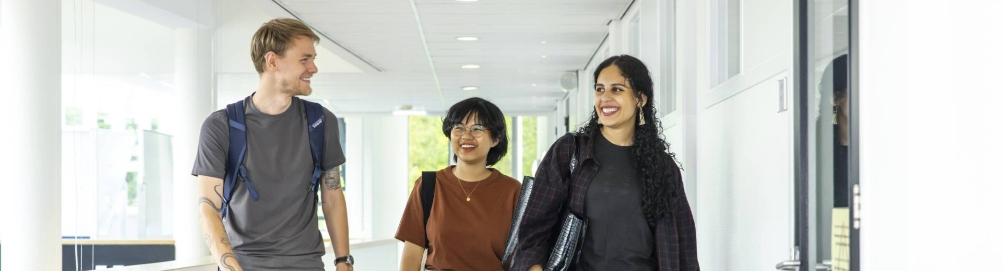 Student Support Center. Fotoshoot studenten Arnhem. Groep studenten loopt in gang R26.