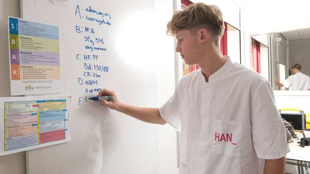 Student zitten aan het werk achter haar laptop