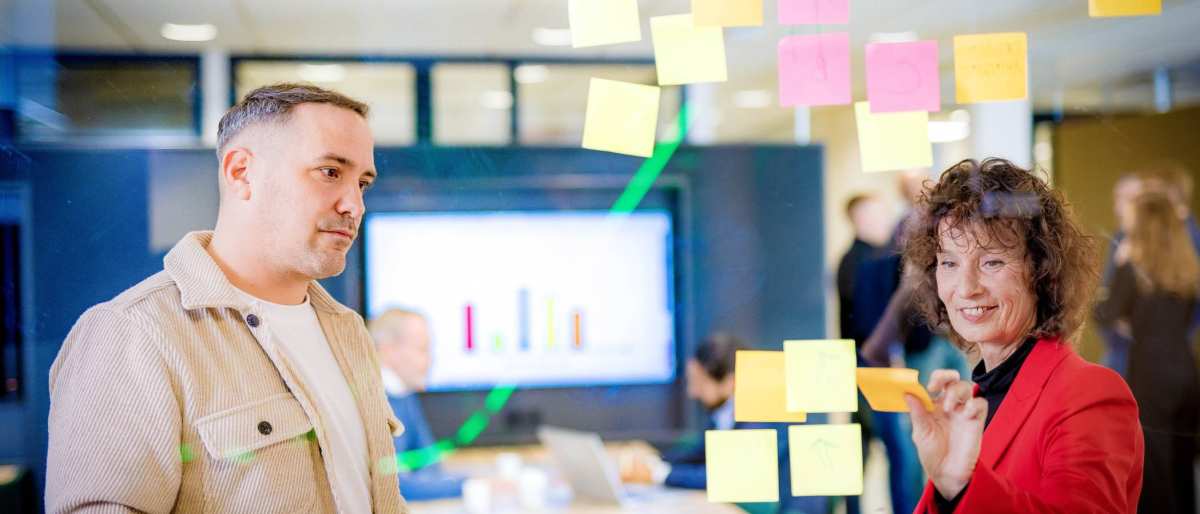 studenten van de master Business Sales in overleg.