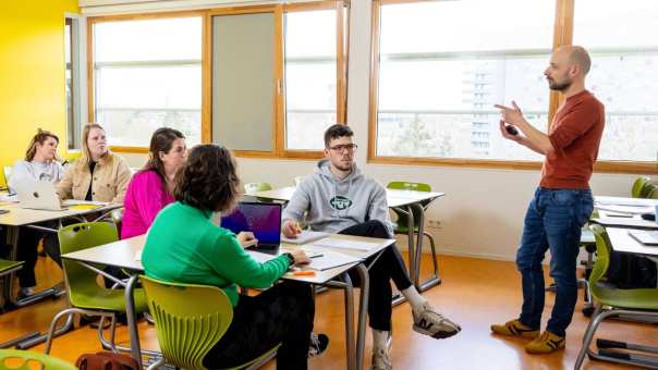 Docent staat voor de klas