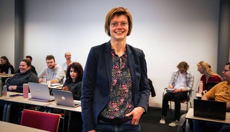 Coördinator Andrea Thiele van Master Molecular Life Sciences in een klas met studenten