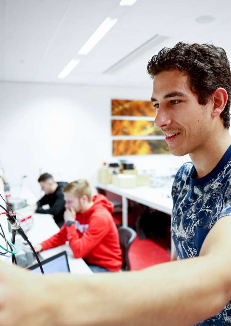 Student werkt aan technische opdracht, embedded engineering, electrical and electronic engineering 