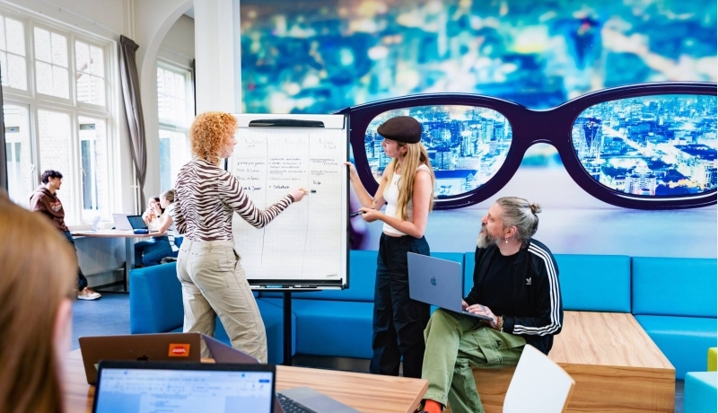 3 communicatie studenten met flipover