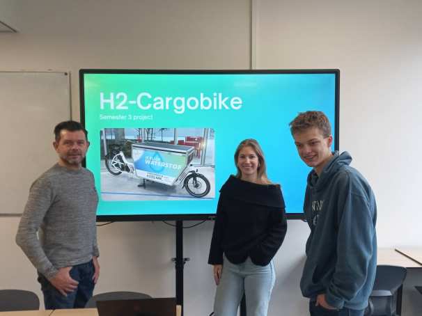 Een presentatie door studenten over de waterstofbakfiets