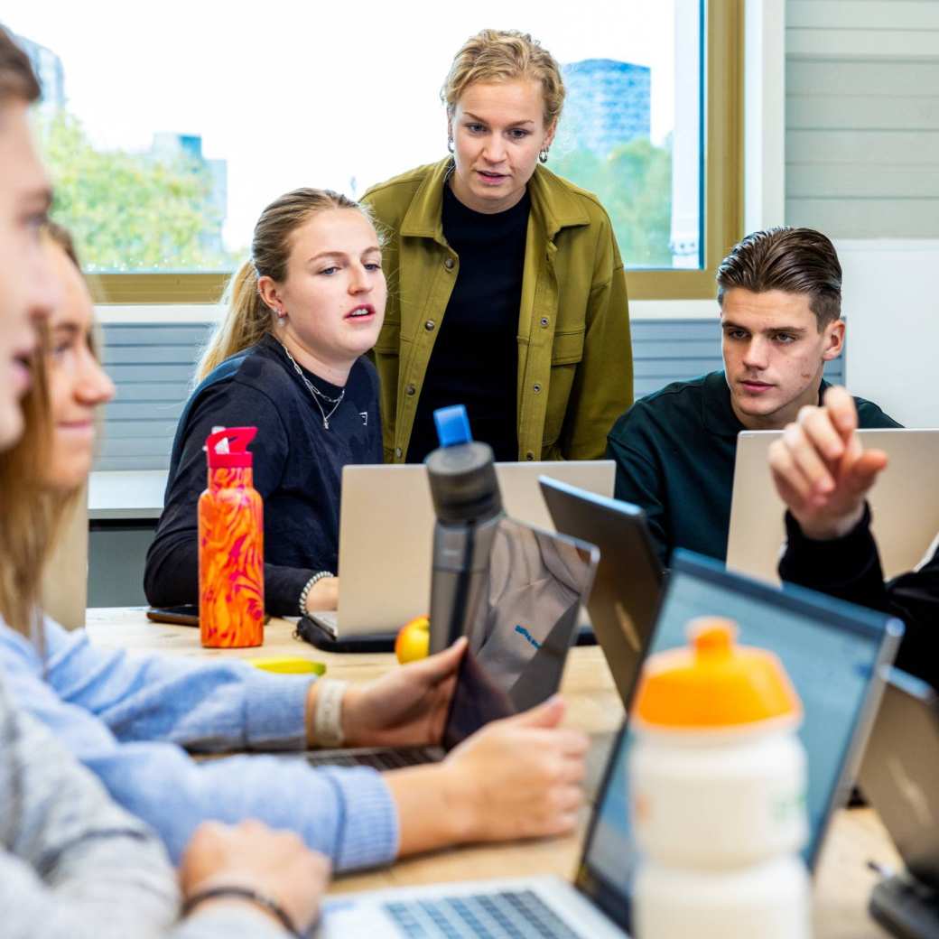 sportkunde sportqube studenten aan het werk met docent3 2023