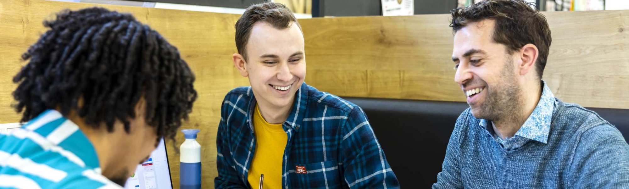 Docent en student CMD aan het werk in de c-vleugel