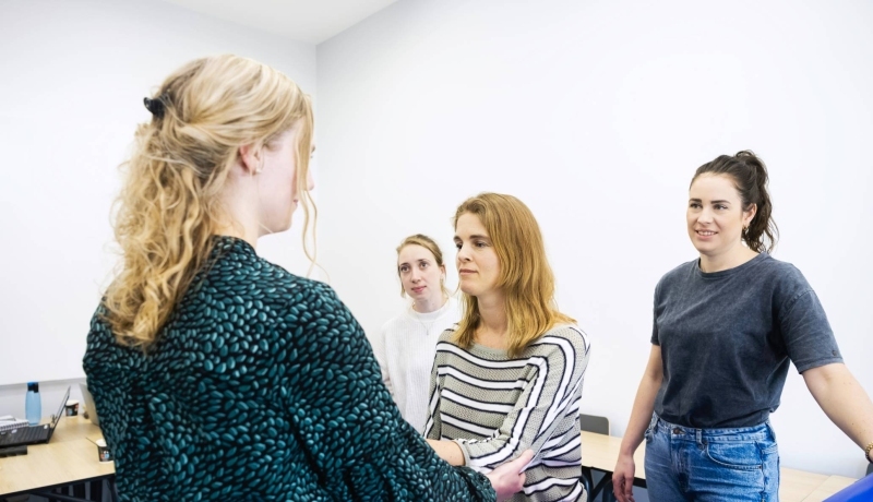ALLEEN VOOR DE MANP | Vier studenten van de Master Advanced Nursing Practice oefenen praktijkgericht tijdens de les klinisch redeneren op de HAN in Nijmegen.