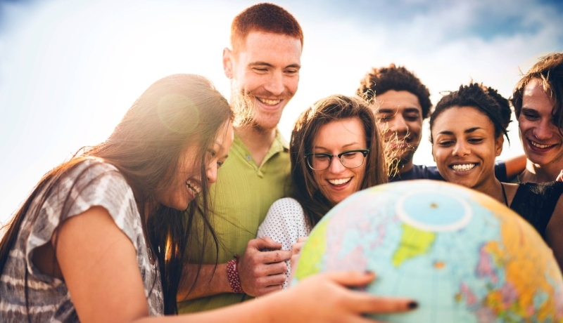 Social work International studenten rond wereldbol horizontaal