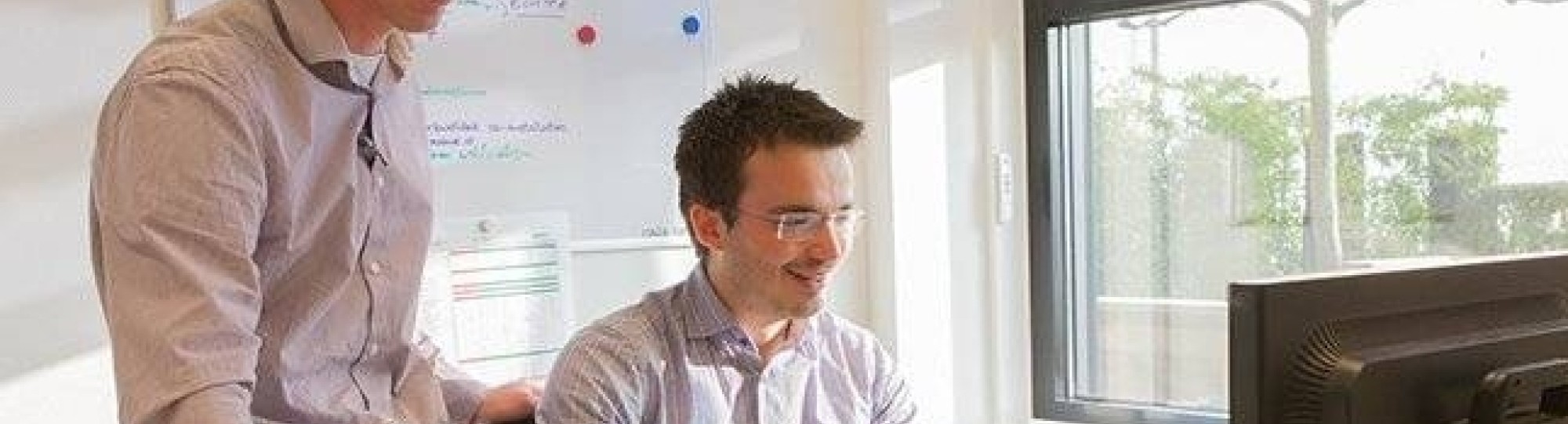 Deeltijdstudent Elektrotechniek Rick de la Croix en zijn werkplekcoach Michiel Haanappel bij BAM.