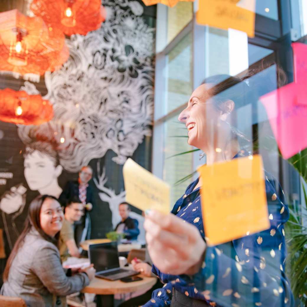 Postits door glas. Centrum voor ondernemerschap