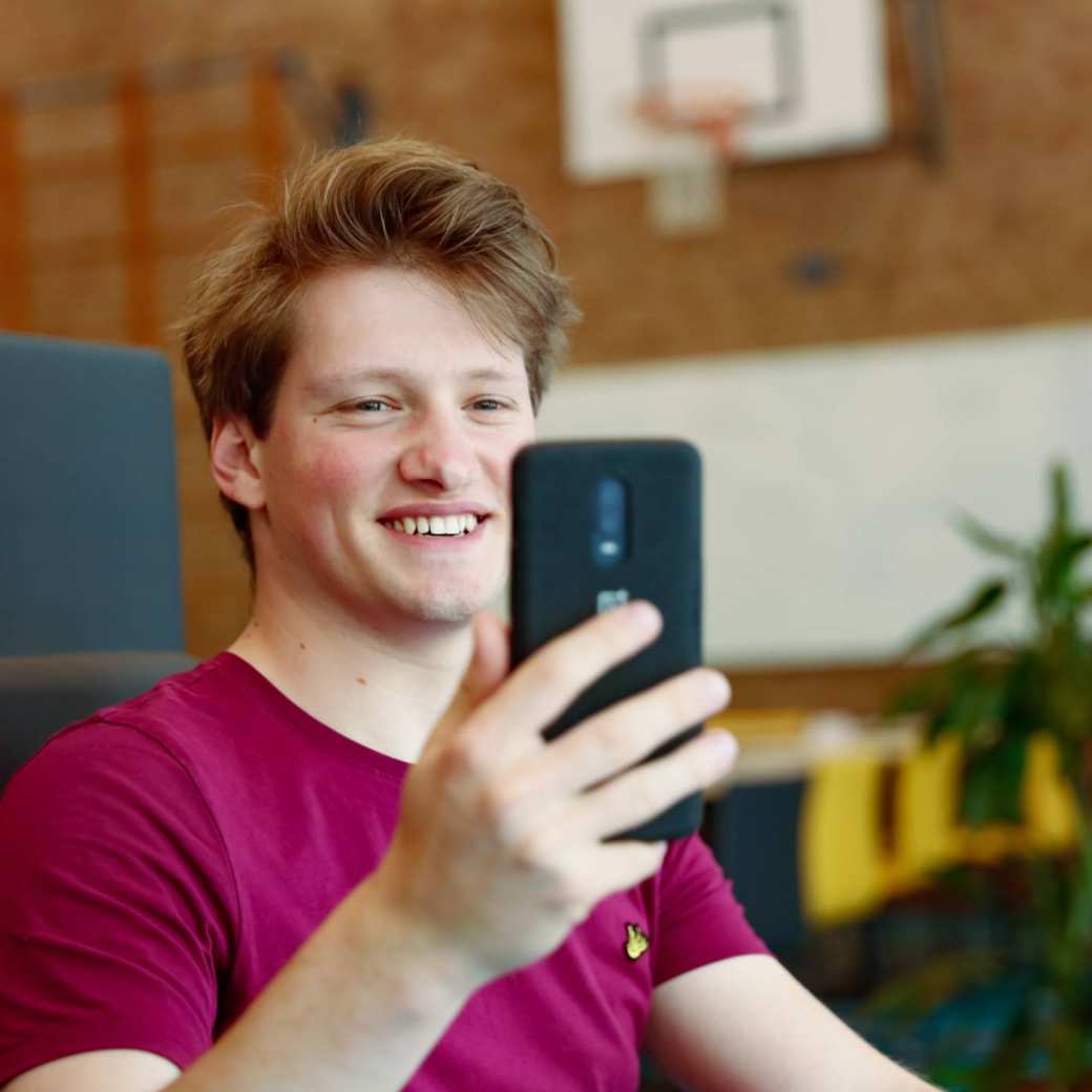 HBO master student neemt deel aan video conferencing via de telefoon