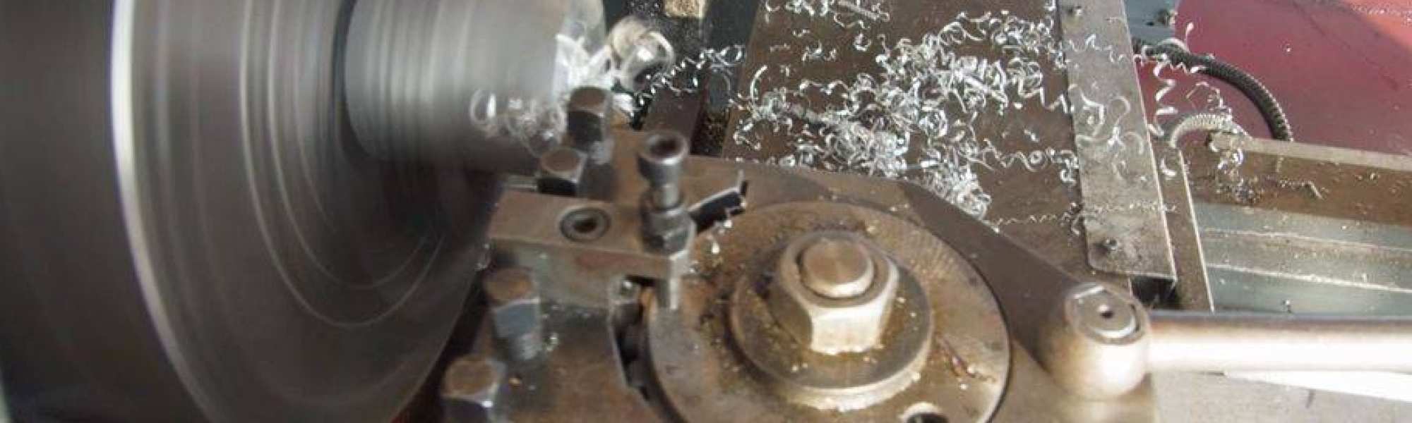machine slijpt staal op werkbank