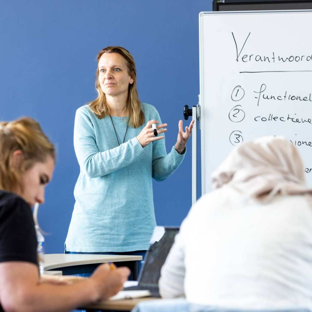 Studenten van de master pedagogiek volgen een les op de groenewoudseweg