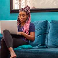 Meisje op de bank met laptop