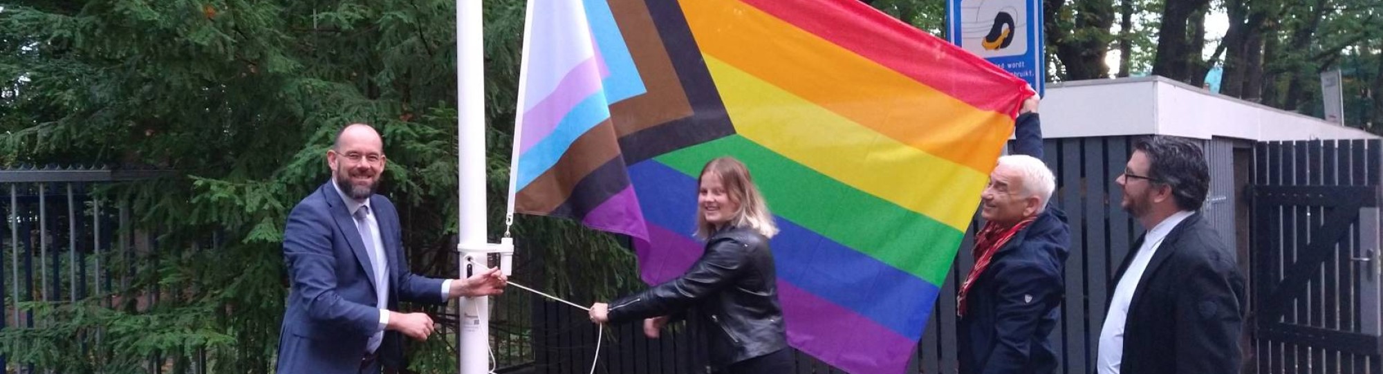 hijsen pride vlag, coming out day