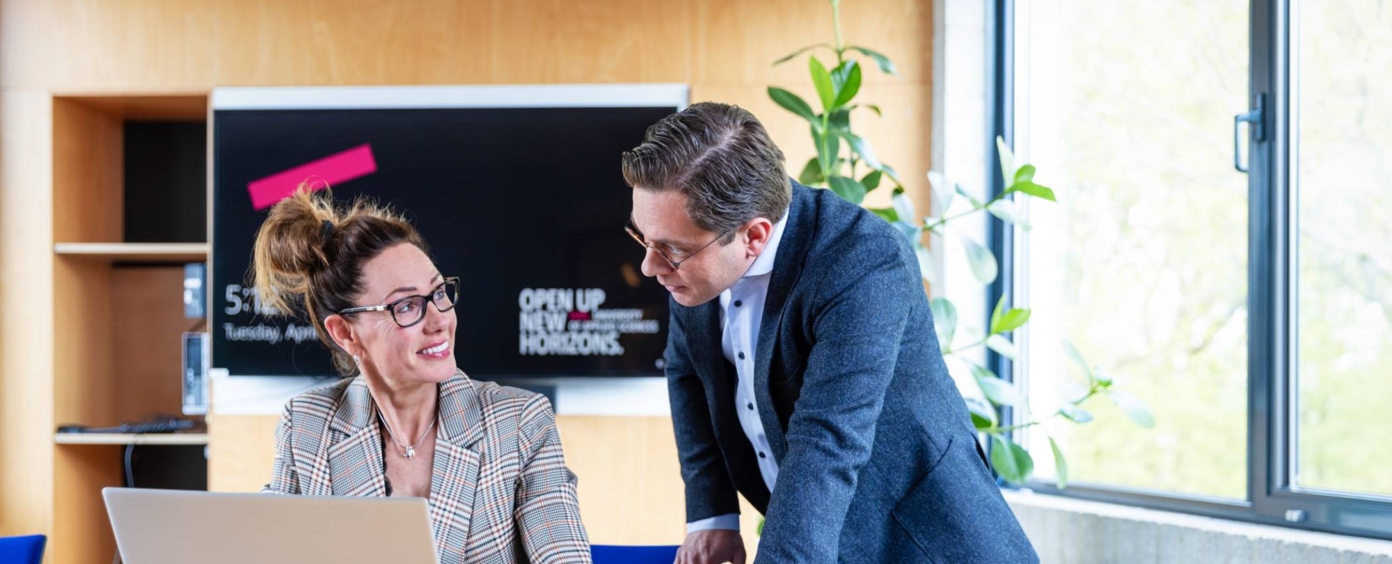 Post-hbo Bedrijfskunde, studeren, overleggen, samenwerken, laptop, 2022