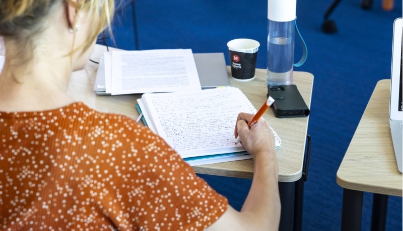 Een professional leest het onderzoek van het lectoraat Volwaardig Leven met Autisme.