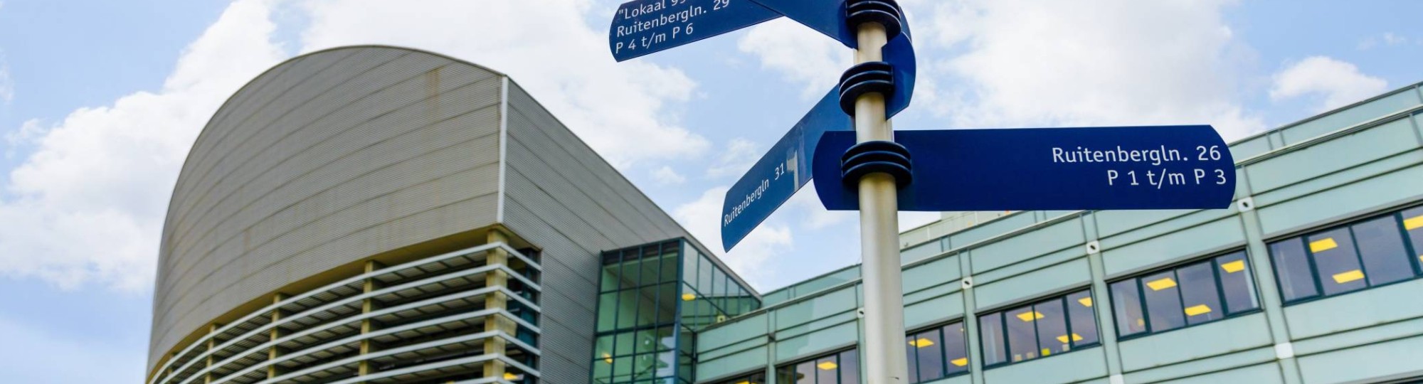 Bibliotheekgebouw van de HAN met werkende studenten