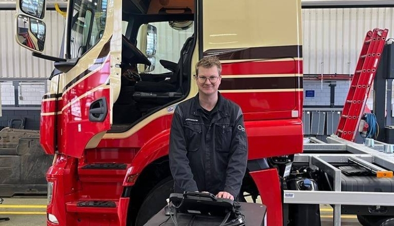 Post-hbo cursist Jacob Schouten in de werkplaats van zijn werkgever waar hij de kennis van basis cursus Autotechniek toepast.