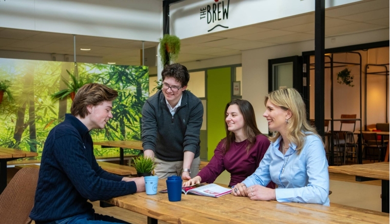 Studenten van de associate degree bedrijfskunde in de HAN campus