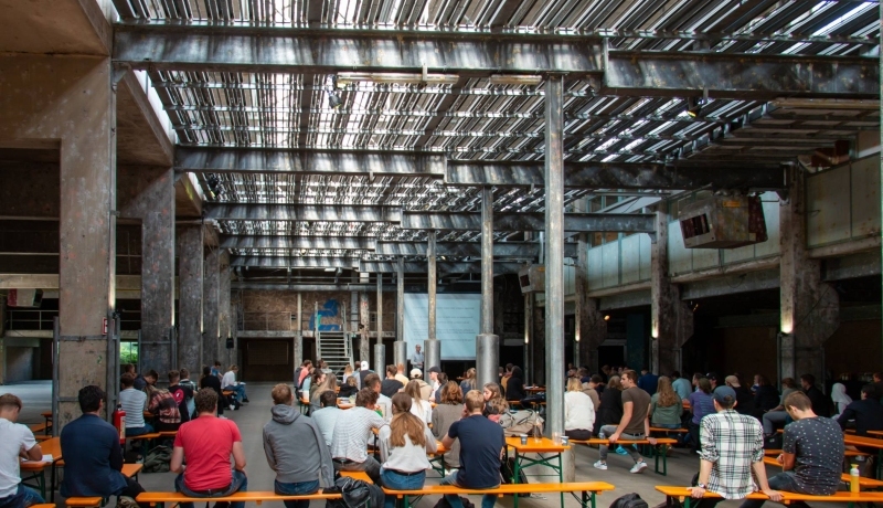 bouwkundestudenten in oude fabriekshal