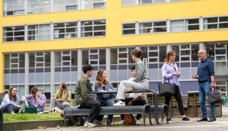 Studenten op de HAN Campus voor het onderwijsgebouw van HAN Engineering en Automotive