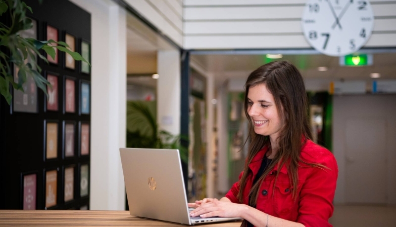 Deelnemers van Prince2 werken samen met een flipover met post-its