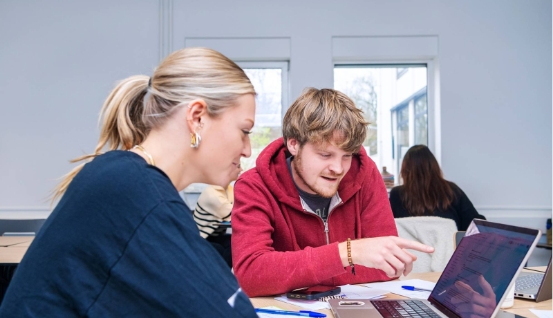 AMM LLO Joey en Isa tijdens les Social Work deeltijd