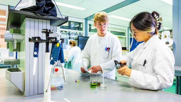 twee studenten werken samen in het chemielab