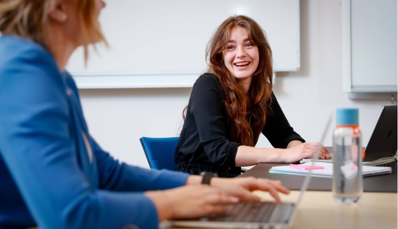 student vrouw luisteren