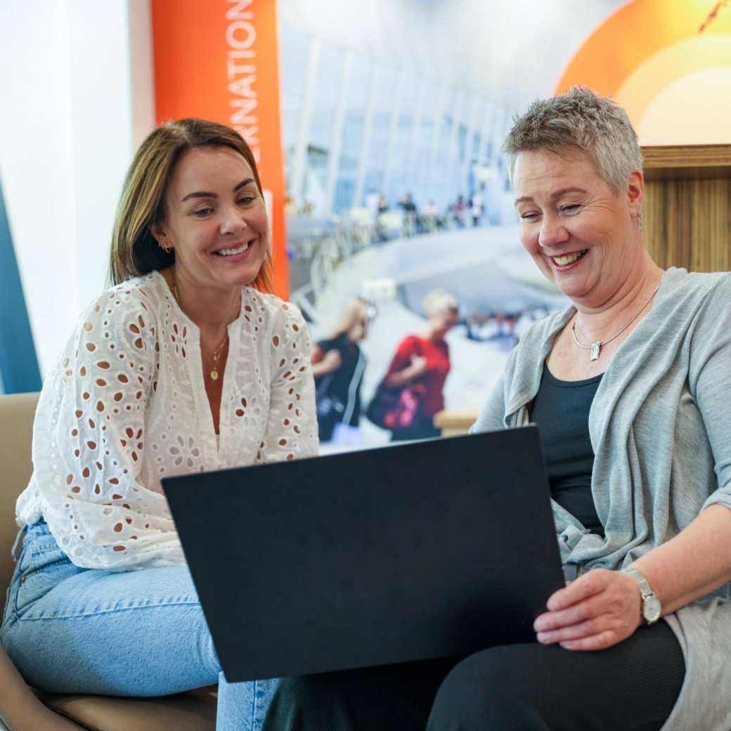 Post-hbo Bedrijfskunde, praten, samenwerken, laptops, hal, Ruitenberglaan 31, 2022