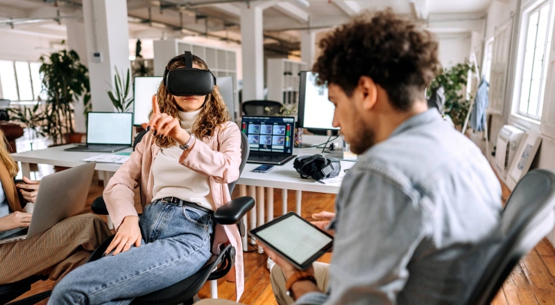 studenten zitten in een kantoortuin met VR bril op